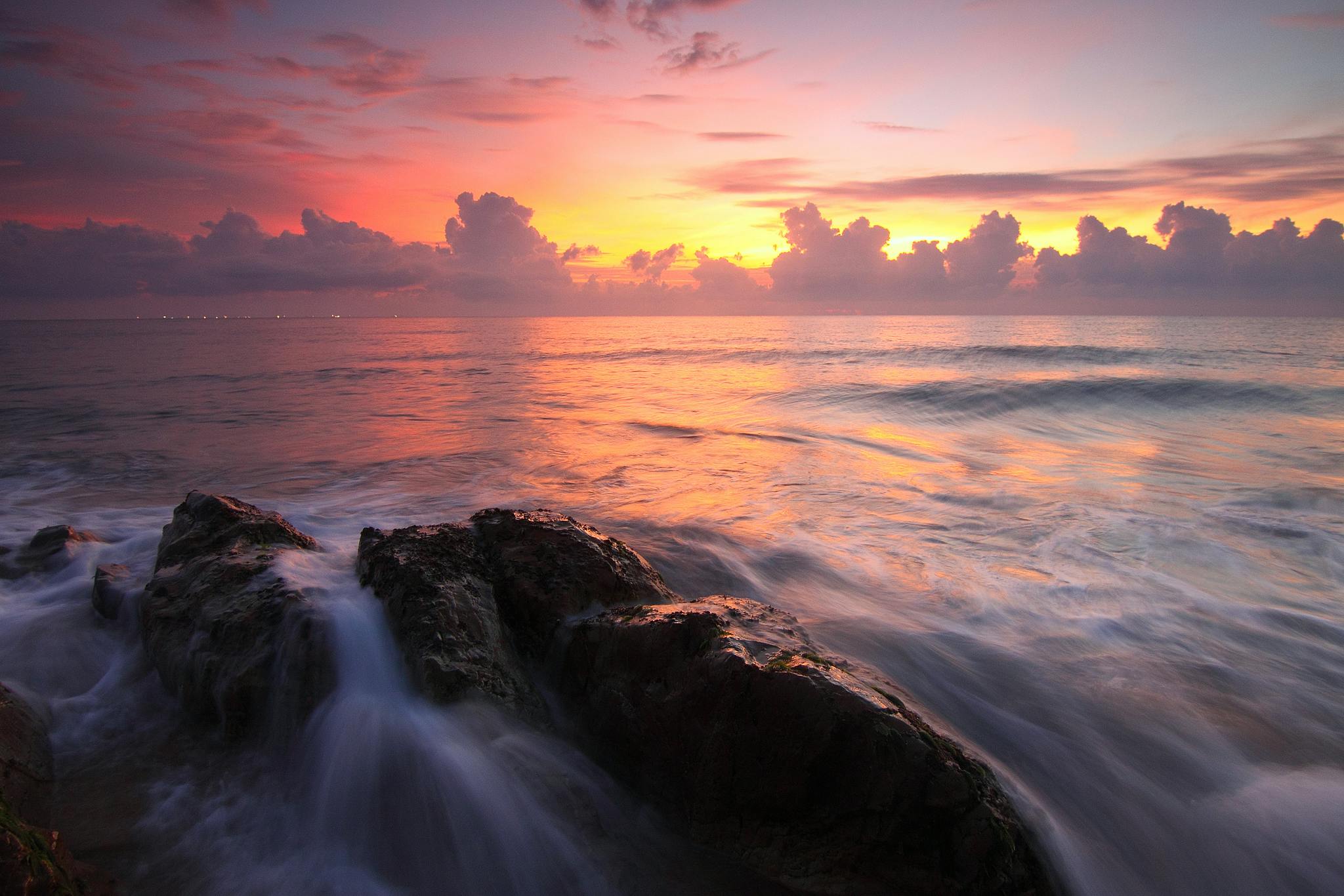 body-of-water-during-sunset-free-stock-photo