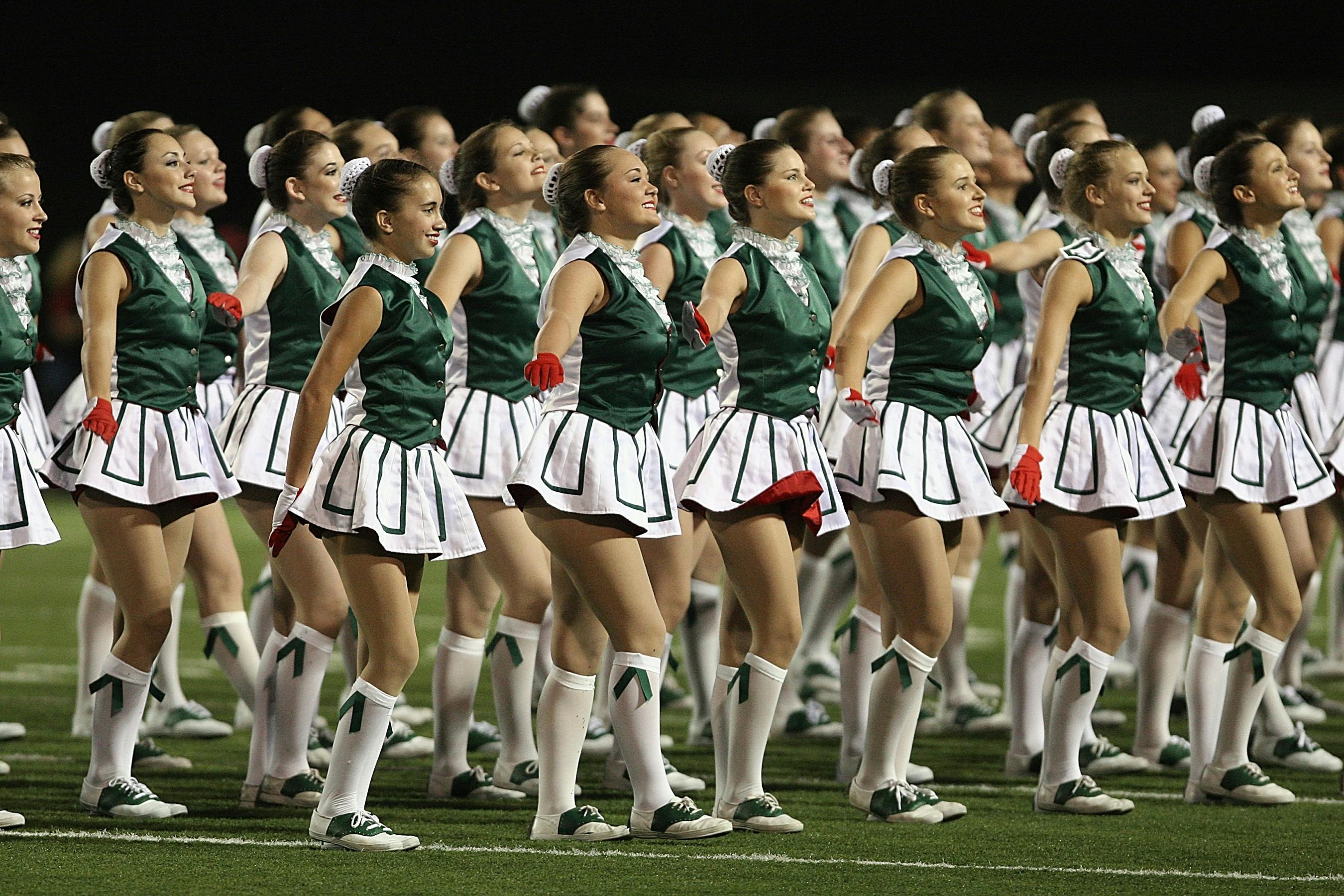 Group of Cheerleader on Green Field · Free Stock Photo