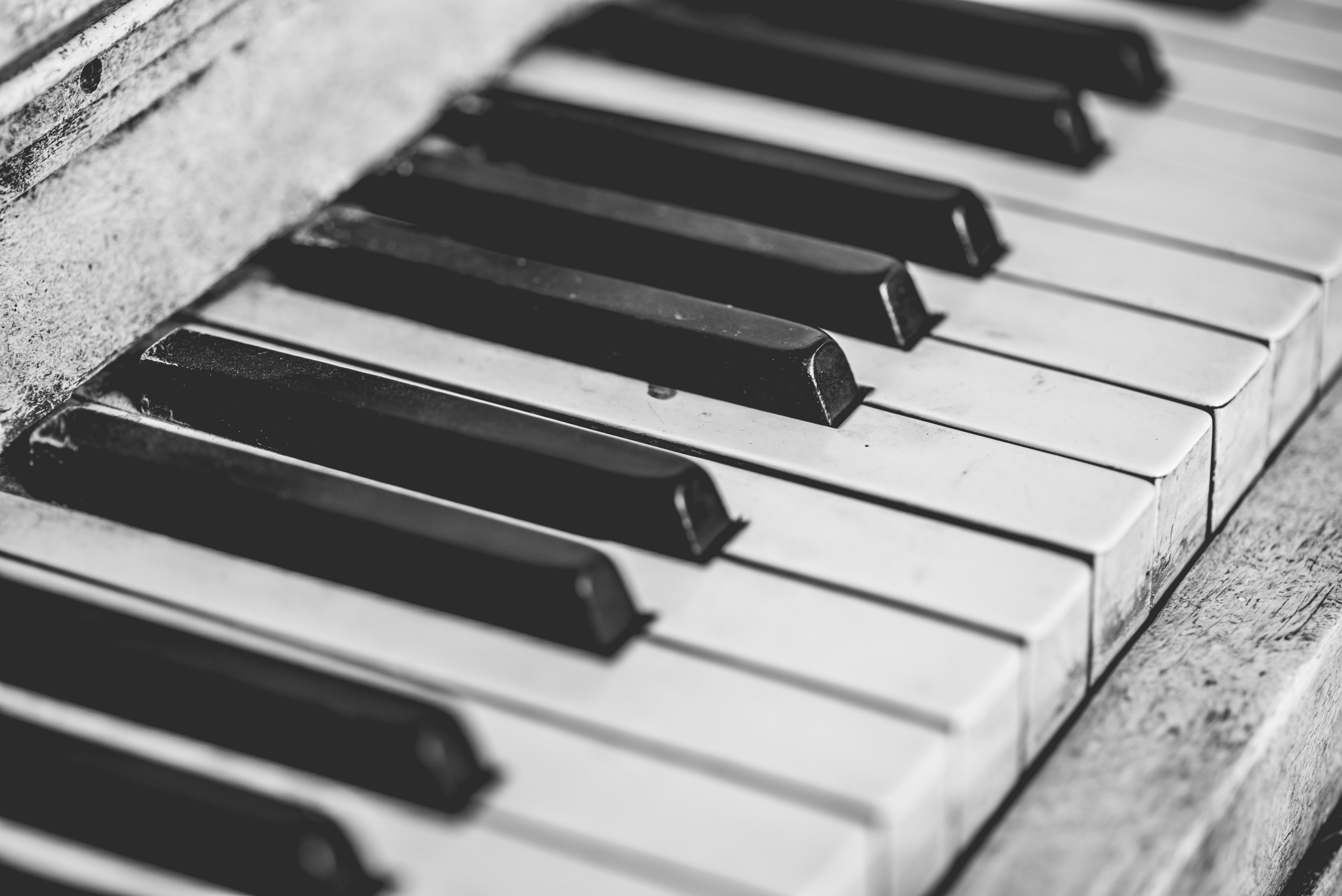 Selective Focus Photography of Upright Piano · Free Stock Photo