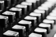 Typewriter, This is a photo of a <a href='https://pixabay.com/en/typewriter-keys-mechanically-726965/' target='blank'>typewriter</a> (fourni par Photo courtesy of <a href='https://pixabay.com/en/typewriter-keys-mechanically-726965/'>pixabay.com</a>)