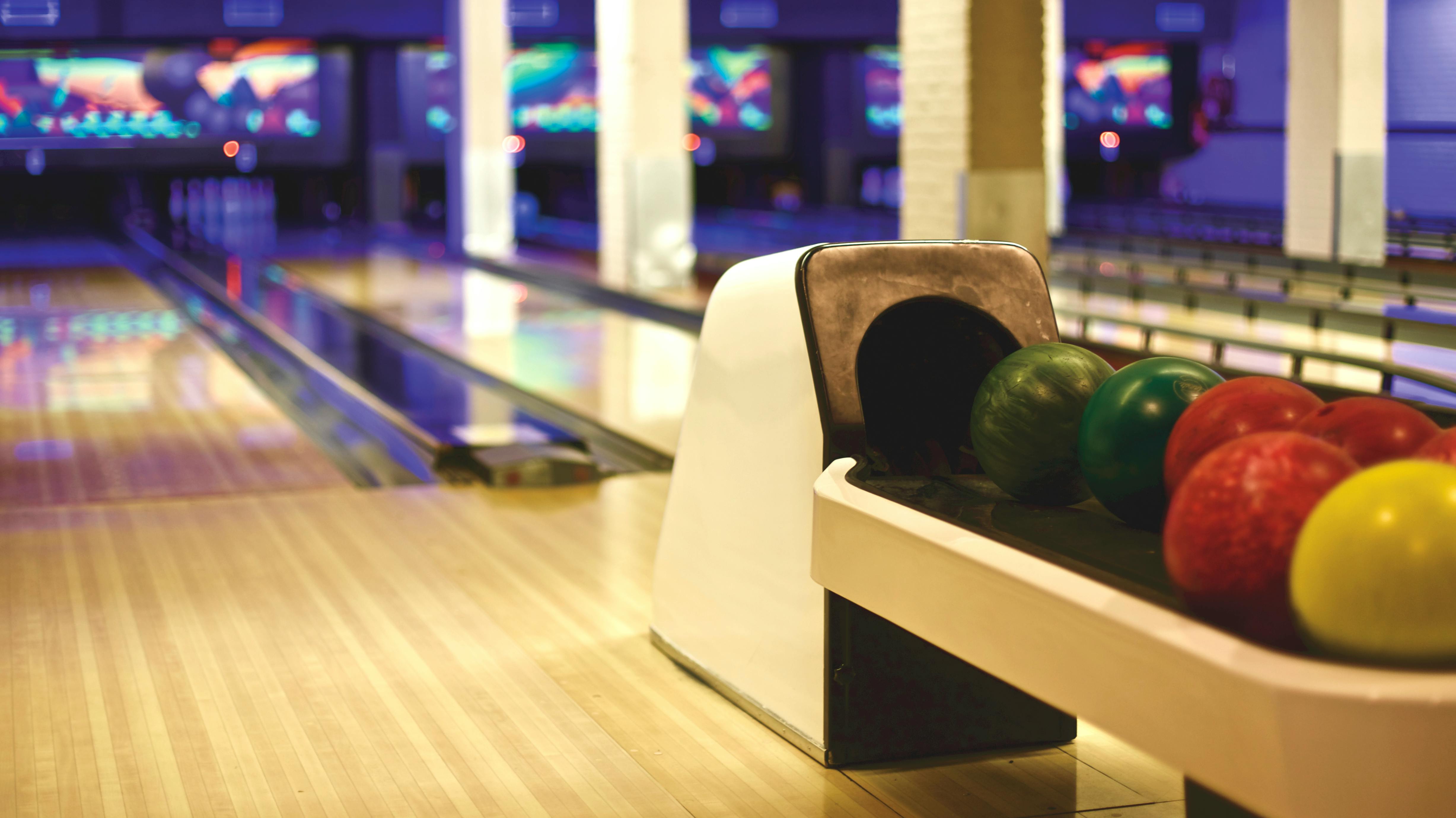 Free stock photo of blur, bowling, bowling alley - 4910 x 2761 jpeg 3621kB