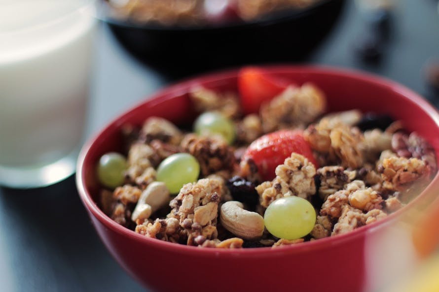 https://www.pexels.com/photo/food-fruits-cereals-breakfast-3672/