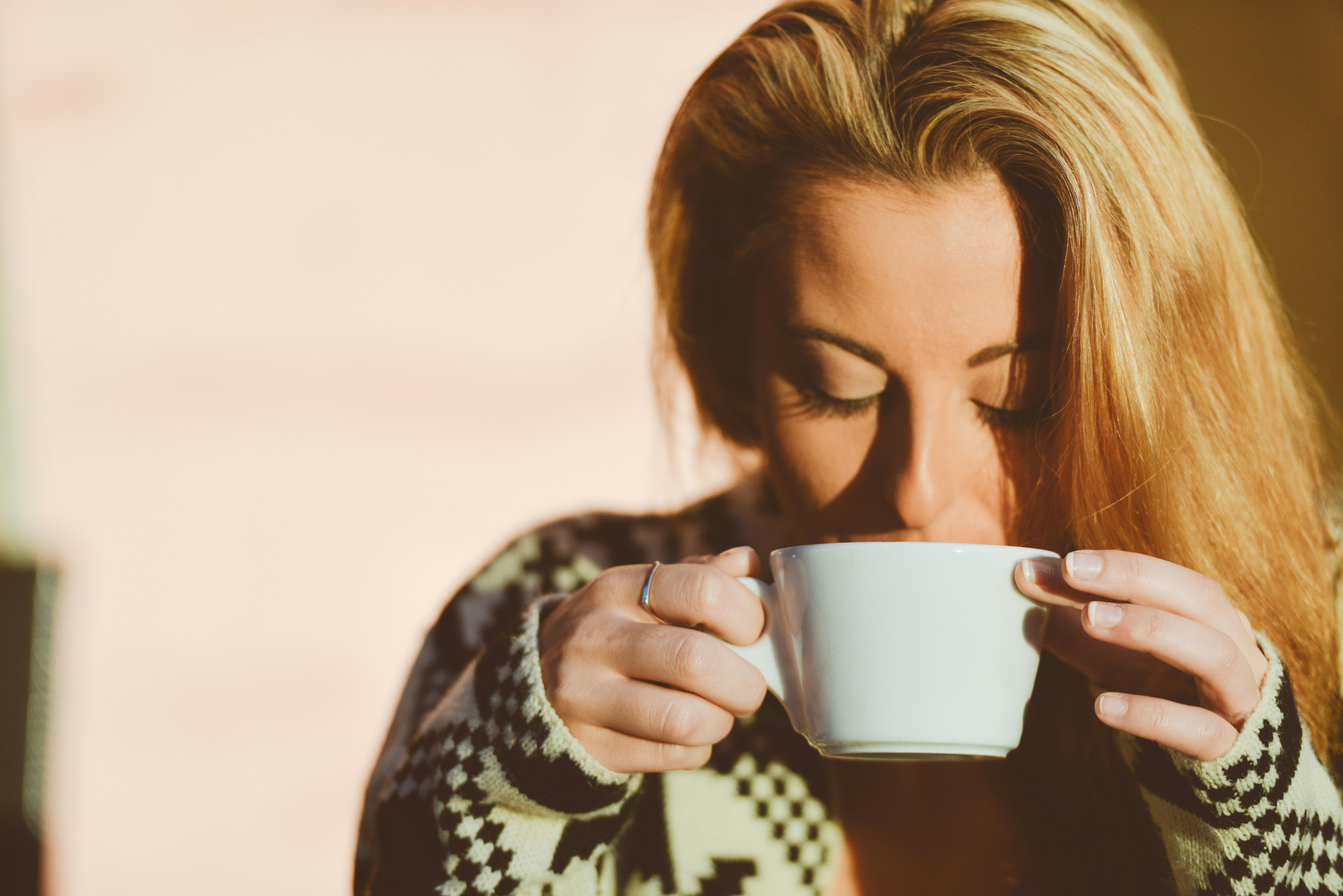 https://static.pexels.com/photos/5186/person-woman-coffee-cup.jpg