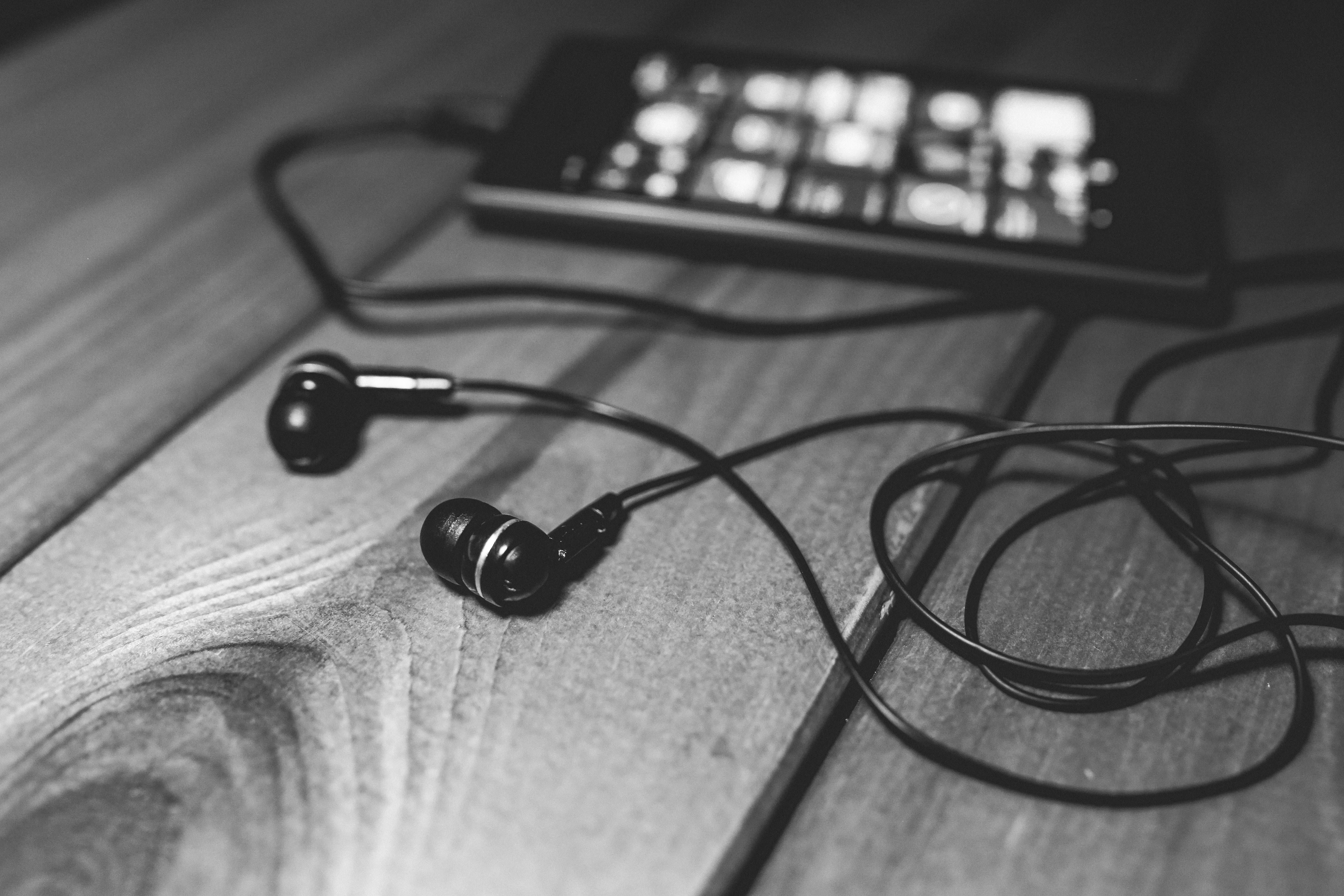 https://static.pexels.com/photos/6251/desk-music-headphones-earphones.jpg