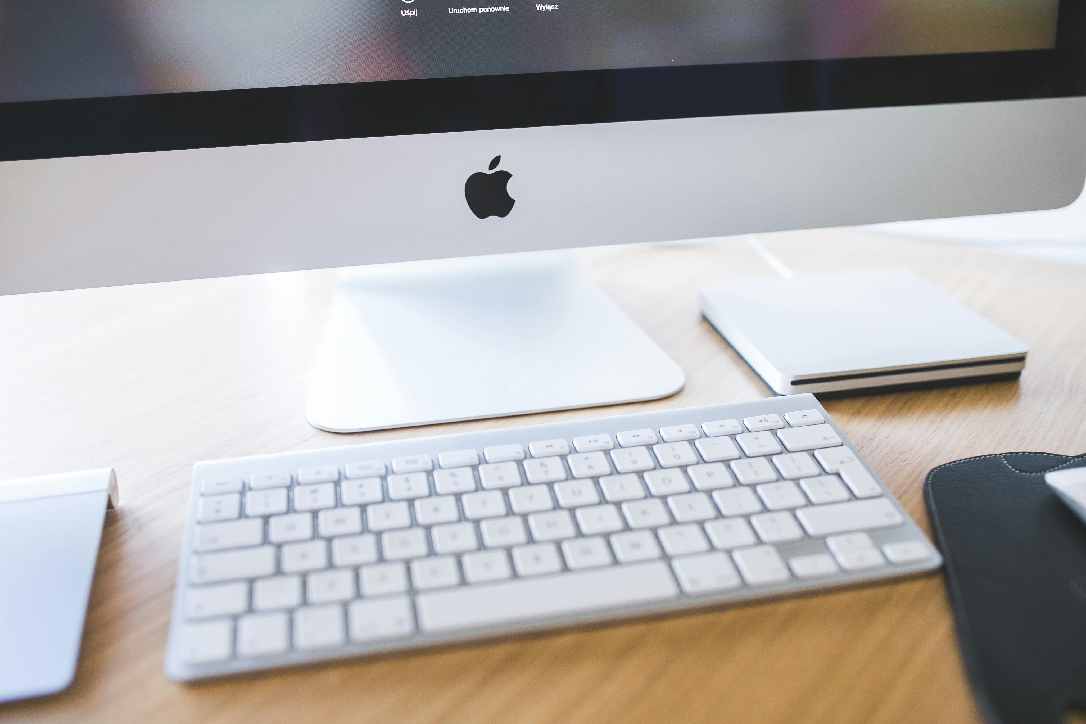 Apple iMac - closeup of white keyboard · Free Stock Photo