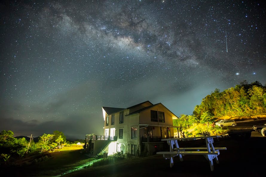 Pared Blanca pintura de casas bajo el cielo oscuro con estrellas