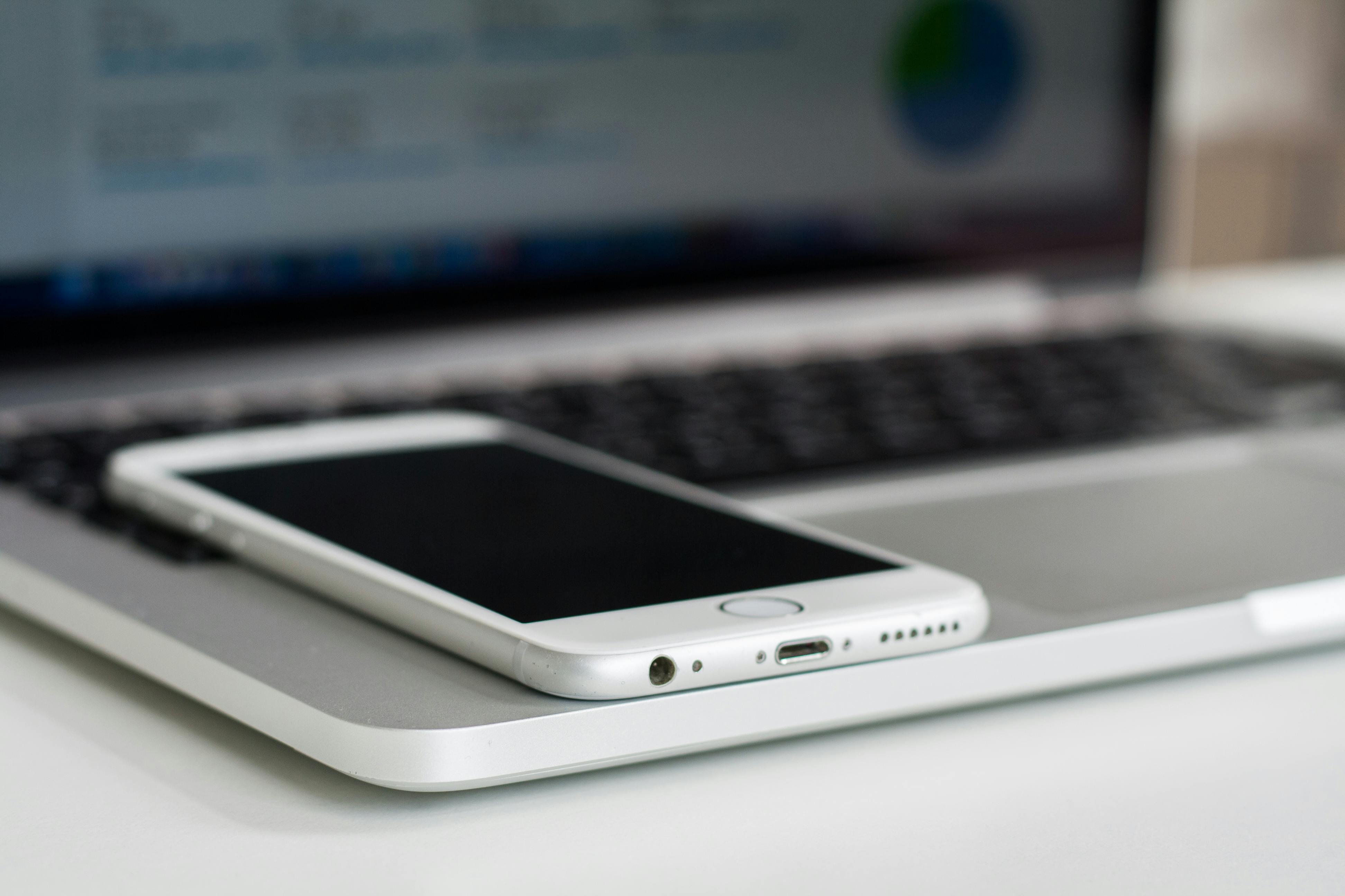 Silver Iphone 6 in Macbook Pro \u00b7 Free Stock Photo